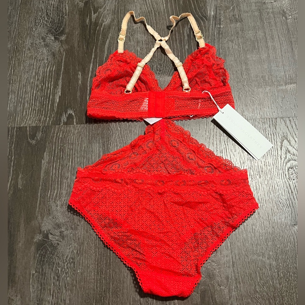 STELLA MCCARTNEY**Chloe Kissing Red Lace Cut-Out Bodysuit**Small $290 - Picture 4 of 7
